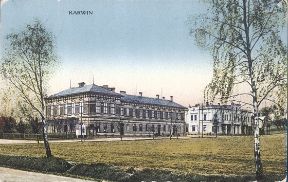Na kolorované pohlednici z roku 1916 je vyobrazen Panský hotel, později...