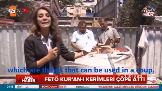 Reportérka turecké státní televize vysvtluje, e záznamy nalezené v seitech...