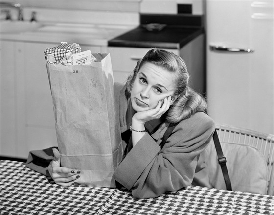 Žena s nákupní taškou z roku 1952.