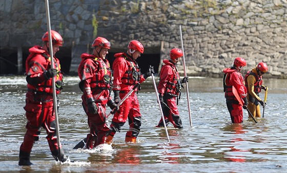 Záchranái spolu s policejními potápi pátrali pod splavem na Dyji po tle...