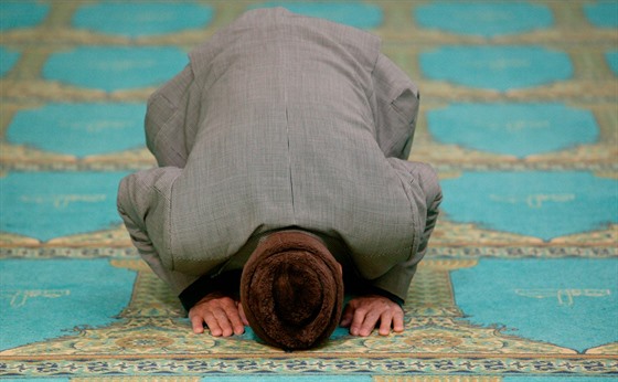 Modlitba ve velké mešitě v Lyonu.