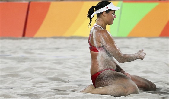 Smutná Barbora Hermannová sedí v písku během zápasu proti španělské dvojici...