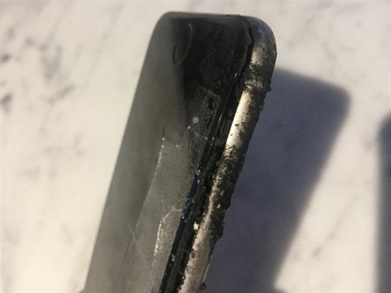 Ohoelý iPhone, který popálil Garetha Cleara