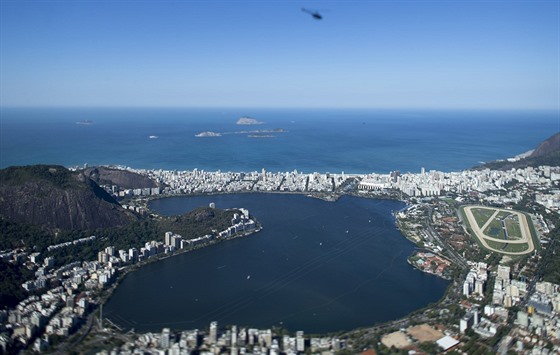 RIO JAKO NA DLANI. Pohled od slavné sochy Krista na Lagoa Rodrigo de Freitas,...