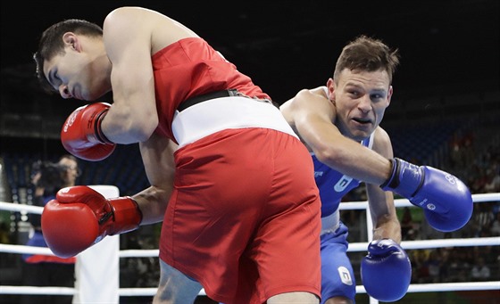 Italský boxer  Carmine Tommasone (vpravo) v olympijském Riu úspn bojuje s...