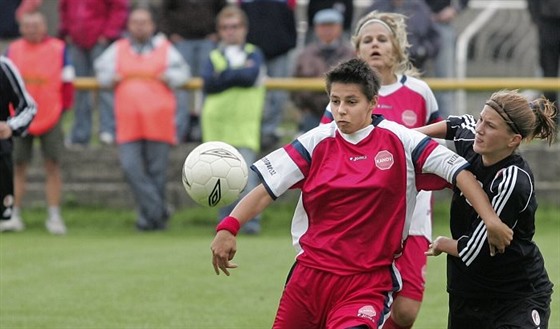 Karlovy Vary v utkání proti enám praské Slavie v záí 2008, na snímku si...