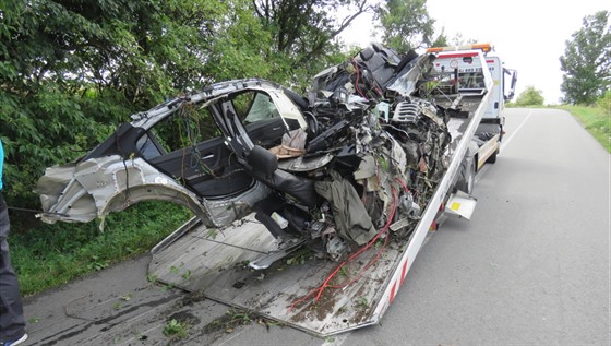 Mladý idi jel s BMW u Horní Motnice vysokou rychlostí a narazil do stromu....