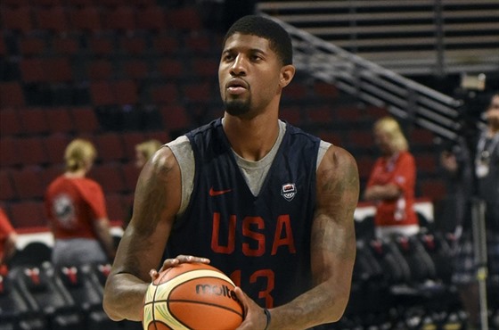 Americký kídelník Paul George na tréninku ped duelem s ínou.