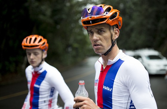 etí cyklisté Petr Vako a Zdenk tybar (zleva) se oberstvují bhem tréninku na olympijských hrách v Riu.