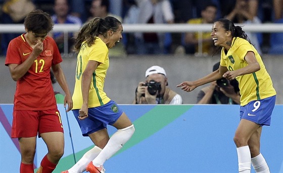 Marta (uprosted) se raduje z gólu v olympijském turnaji.