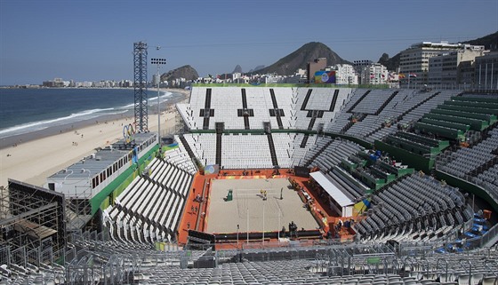 PLÁ NA PLÁI. Jen pár desítek metr od moských vln vyrostl stadion pro beachvolejbal. 