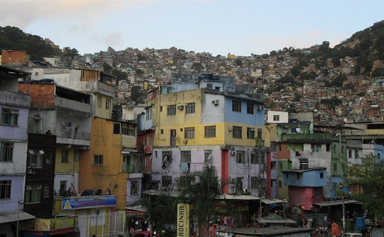 Ve favele Rocinha ije v nuzných pomrech zhruba 200 tisíc lidí.