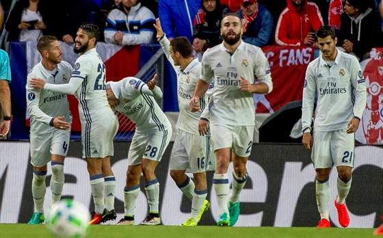 Fotbalisté Realu Madrid se radují z vyrovnání v utkání o Superpohár UEFA.