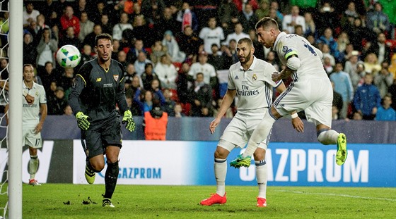 Sergio Ramos (vpravo) z Realu Madrid vyrovnává v zápase o Superpohár.