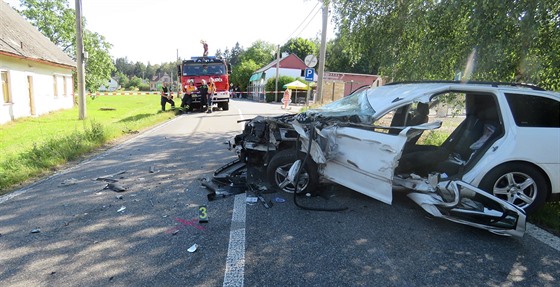 Nehoda osobního auta a náklaáku v erveném Kostelci na Náchodsku (8.8.2016).