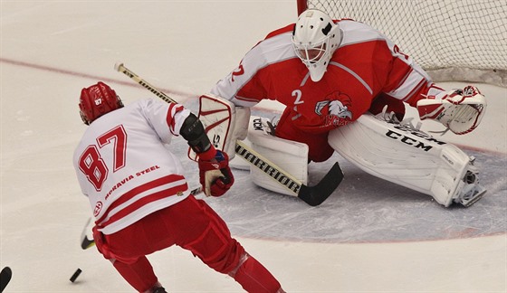 T�inecký Michal Kova��ík p�ed olomouckým gólmanem Branislavem Konrádem