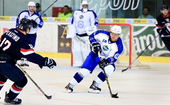 Brnnský útoník Martin Erat (s íslem 10) v píprav proti Slovanu Bratislava