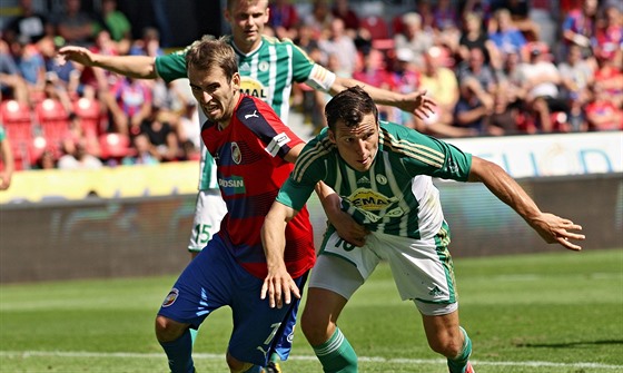 Martin Dostál z Bohemians (v zeleném) v nedávném zápase proti Plzni, ilustraní snímek