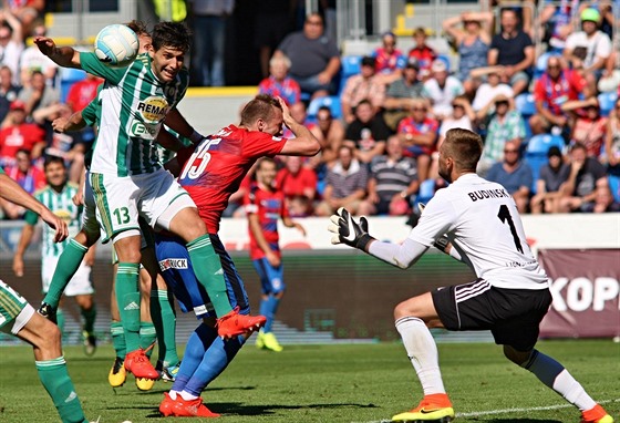 Gólman Bohemians Viktor Budinský (v bílém) pozorn sleduje situaci ped svou...