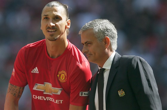 PORADA. Kou Manchesteru United José Mourinho (vpravo) a útoník Zlatan...