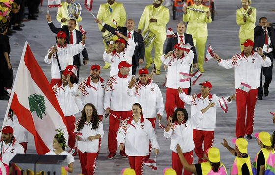 Libanonská výprava vstupuje na plochu pi zahajovacím ceremoniálu na stadionu...