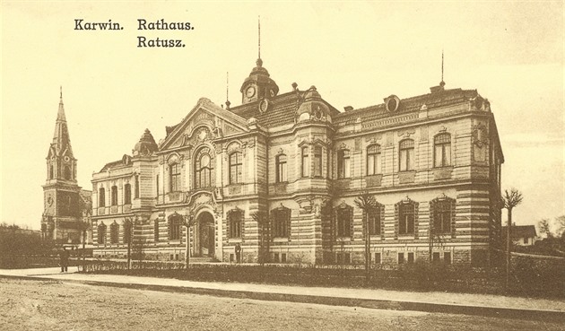Budova staré karvinské radnice, vlevo kostel sv. Jind�icha. Radnice byla...