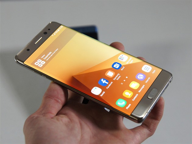 Samsung Galaxy S25 Ultra už nebude hranatý. Rohy se opět zaoblí