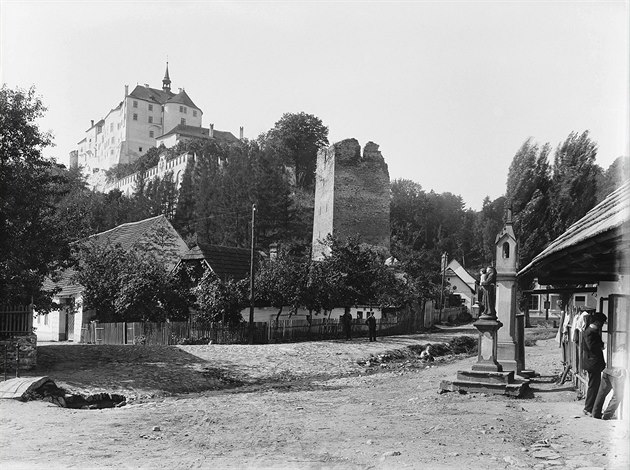 Fotografie hradu eský ternberk poízená ze stedu stejnojmenné obce zachycuje...