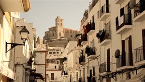 Krásy hlavního města Ibiza ve dne i noční mejdan