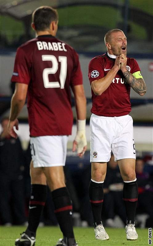 BEZ STOPER�. Sparta jde do odvety play-off Ligy mistr� v t�ké pozici. Proti ní hraje i to, �e v �ilin� nemohou nastoupit stabilní stope�i �epka (vpravo) a Brabec.