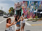 Turisté dál proudí do Wynwoodu v Miami, kde se objevily pípady viru zika. (3....