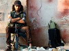 Syrský povstalec v areálu dělostřelecké akademie v Aleppu (6. srpna 2016)