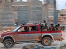 Bojovníci Fronty osvobození Sýrie (díve Fronta an-Nusra) na jihozápad Aleppa...