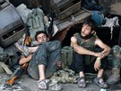 Syrtí povstalci v prmyslové tvrti Ramuseh na jihozápad Aleppa (2. srpna...