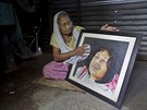 Matka indické aktivistky Irom armilaové s portrétem své dcery (8. srpna 2016)