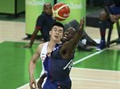 Po míi se natahuje americký basketbalista Draymond Green, brání ho Li Mu-chao...