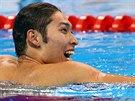 Japonský plavec Kosuke Hagino si uívá triumf v polohovém závodu na 400 m.