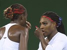 PORADA. Venus a Serena (vpravo) Williamsovy bhem souboje s eským párem...