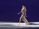 Brazilská modelka Gisele Bündchenová kráí na plochu stadionu Maracaná pi...