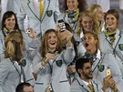 Olympionici z Austrálie si dlají pi slavnostním zahájení selfíka.