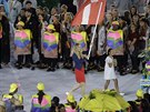 Dánská tenistka Caroline Wozniacká nese vlajku své zem pi zahajovacím...