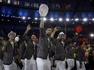 etí olympionici zdraví diváky pi zahajovacím ceremoniálu her v brazilském...