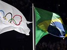 V brazilském Riu u vlají prapory Brazílie i ten s pti olympijskými kruhy.