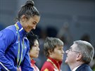 Pedseda Mezinárodního olympijského výboru Thomas Bach pedává zlatou medaili...