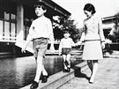 Naruhito (vlevo) se svým mladím bratrem a matkou na snímku z roku 1968.