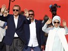 Turecký prezident Erdogan se svou ženou Emine mává svým příznivcům v Istanbulu...