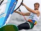 eský windsurfer Karel Lavický v olympijském závod ve tíd RS:X. (7. srpna...