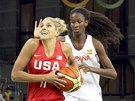 Americká basketbalistka Elena Delle Donneová prochází obranou panlska v...