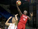 Souboj panlské basketbalistky Laury Nichollsové s Ameriankou Tinou...