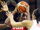 Americká basketbalistka Tina Charlesová v souboji se panlkou Leticií...
